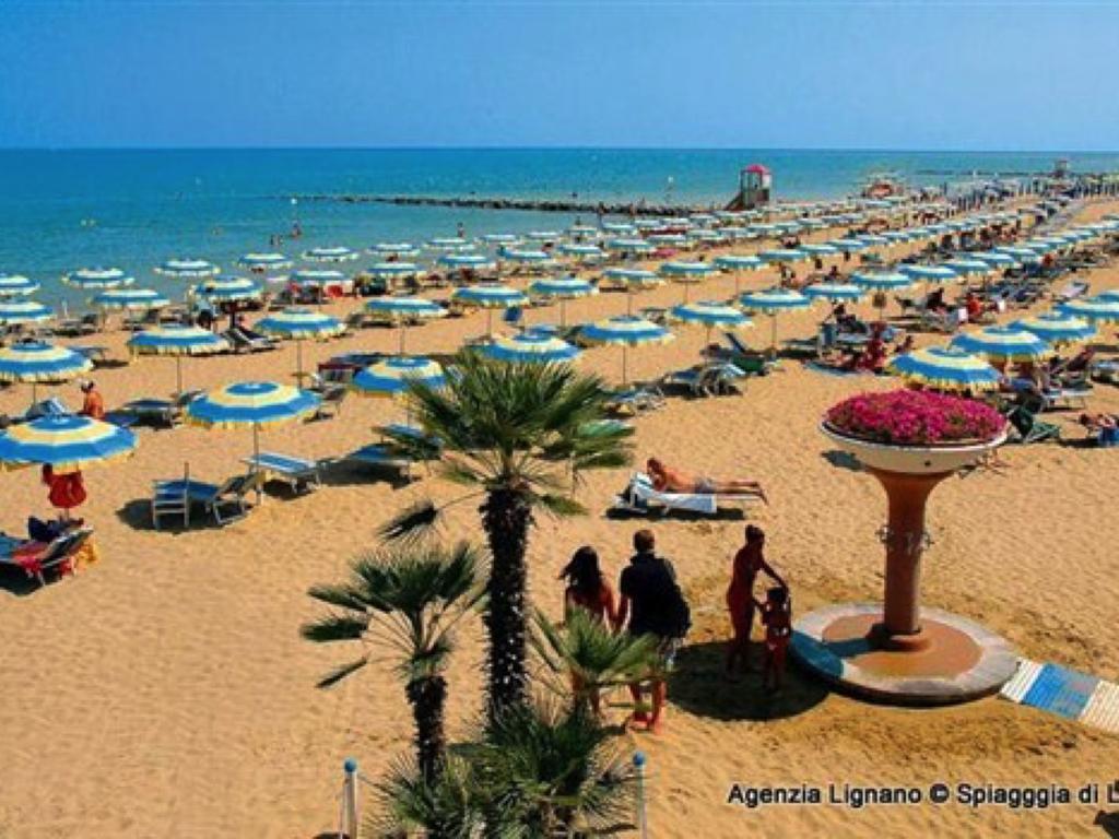 Villa In Lignano Riviera Comfortable 利尼亚诺萨比亚多罗 外观 照片