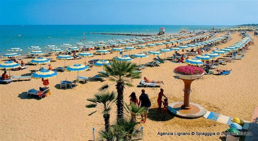 Villa In Lignano Riviera Comfortable 利尼亚诺萨比亚多罗 外观 照片